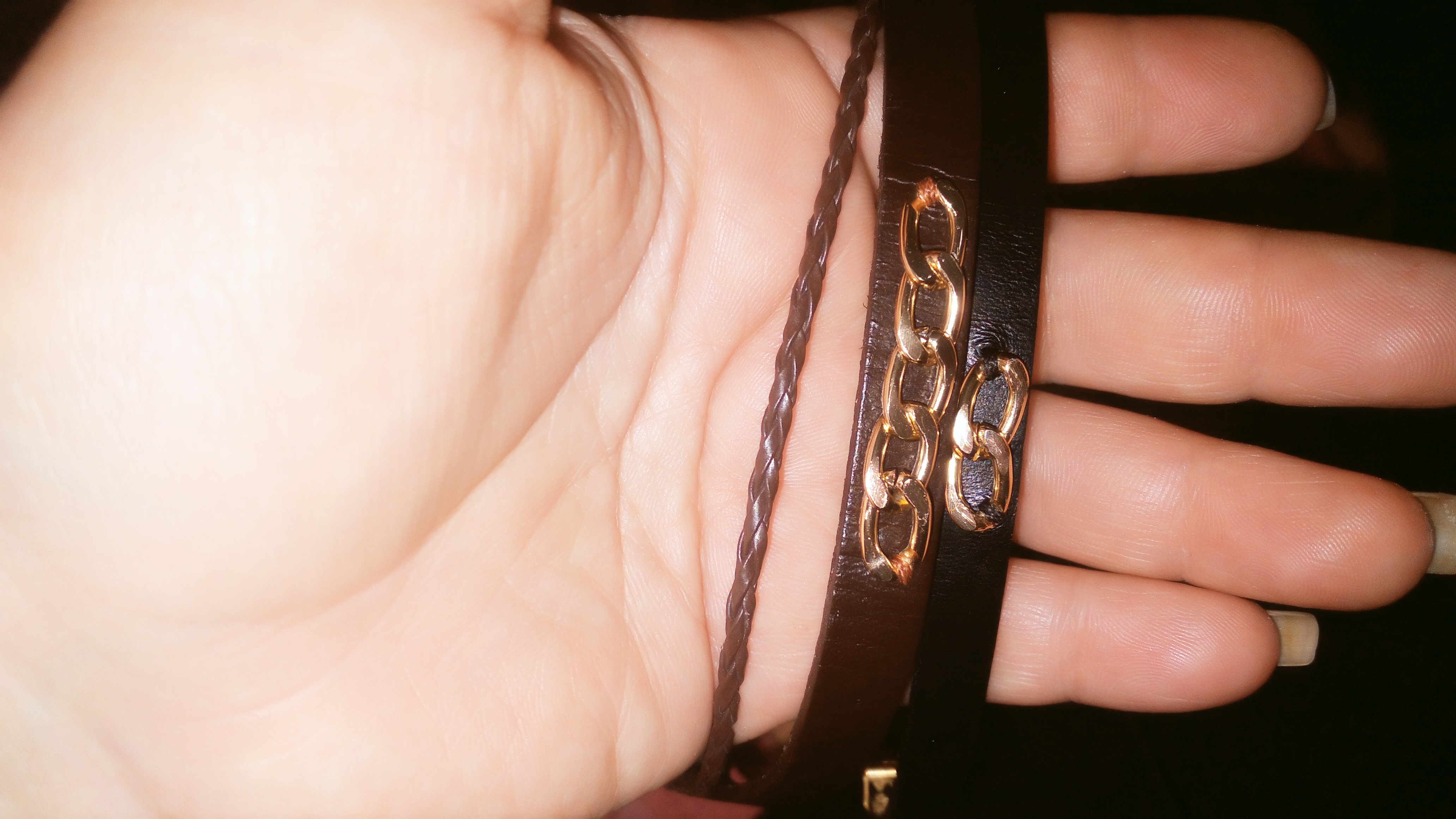 دستبندهای چرمی  از بهترین متریال  روی محصول ساخت شده